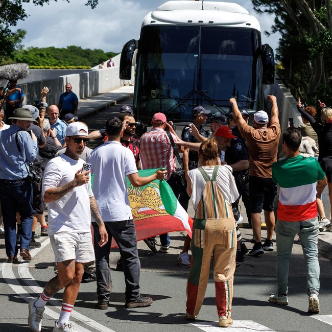 Aksi Demonstrasi Warnai Keberangkatan Tim Sepakbola Wanita Iran di Australia
