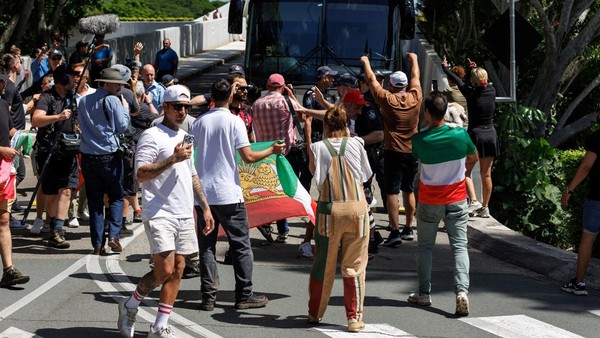 Aksi Demonstrasi Warnai Keberangkatan Tim Sepakbola Wanita Iran di Australia