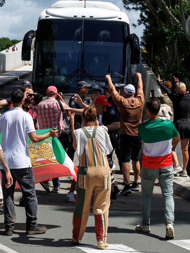 Aksi Demonstrasi Warnai Keberangkatan Tim Sepakbola Wanita Iran di Australia