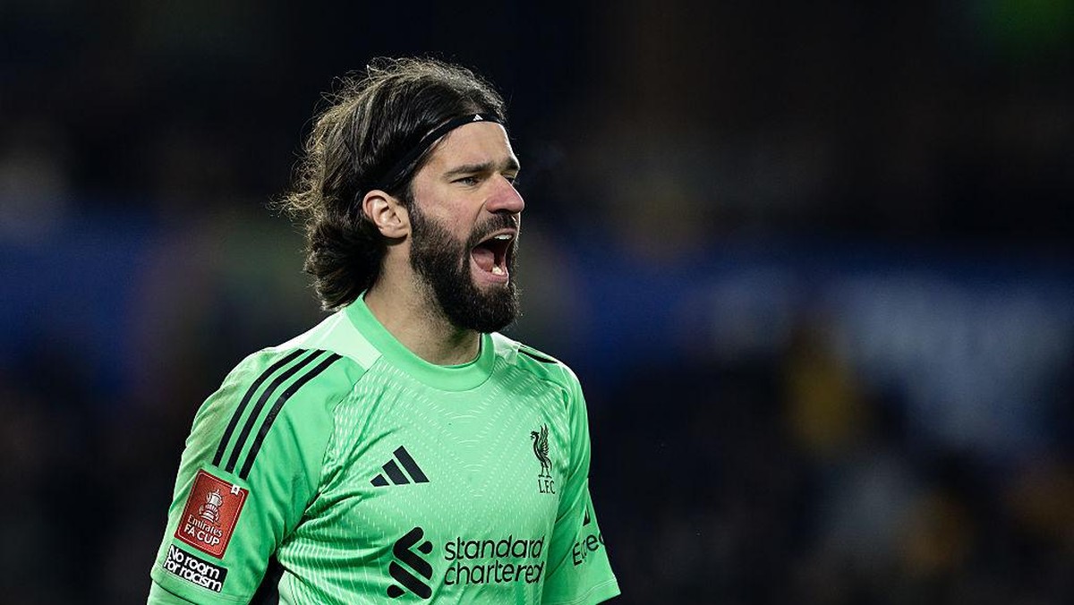 Alisson Becker absen saat Liverpool hadapi Galatasaray tengah pekan ini. (CameraSport via Getty Images/Andrew Kearns - CameraSport)