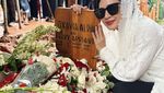 Kondisi Makam Vidi Aldiano Penuh Bunga