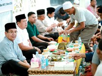 Legislator Gerindra Bagikan 3.000 Takjil untuk Pengendara di Kota Palu