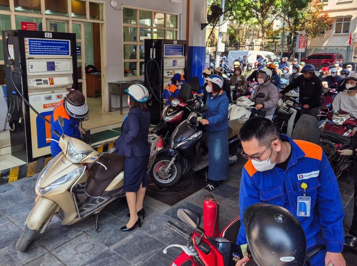 People queue to buy petrol at a petrol station after Vietnams trade ministry called on local businesses to encourage their employees to work from home to save fuel amid disruptions in supply and price surges triggered by the U.S.-Israeli conflict wi