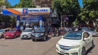 Sejak akhir Februari 2026, harga bahan bakar di Vietnam naik tajam, dengan bensin meningkat sekitar 32 persen dan diesel hingga lebih dari 50 persen. Kekhawatiran terhadap kenaikan harga dan kemungkinan kelangkaan membuat masyarakat berbondong-bondong mengisi bahan bakar di SPBU. REUTERS/Khanh Vu    