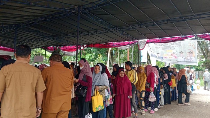 Antrean warga yang menyerbu pasar murah di Palembang