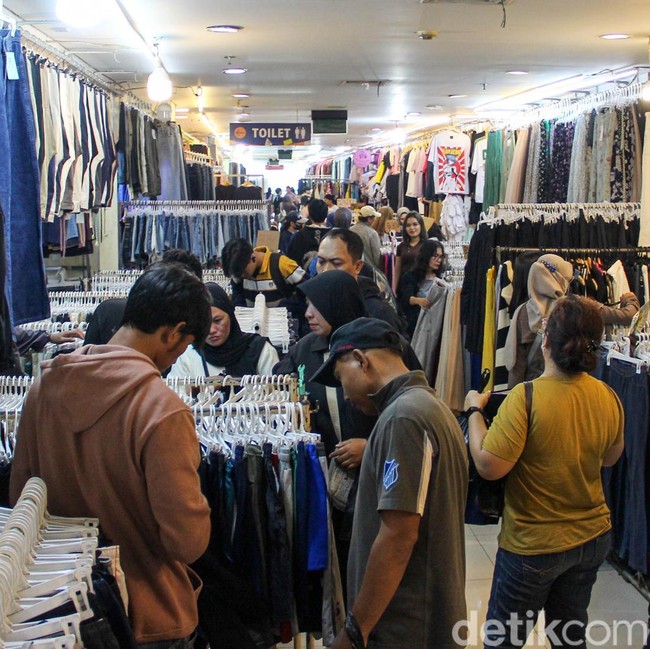 Baju Rp10 Ribu Jadi Buruan, Pasar Senen Dipadati Pembeli Jelang Lebaran