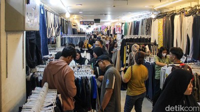 Baju Rp10 Ribu Jadi Buruan, Pasar Senen Dipadati Pembeli Jelang Lebaran