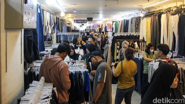 Baju Rp10 Ribu Jadi Buruan, Pasar Senen Dipadati Pembeli Jelang Lebaran