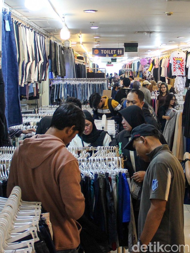Baju Rp10 Ribu Jadi Buruan, Pasar Senen Dipadati Pembeli Jelang Lebaran