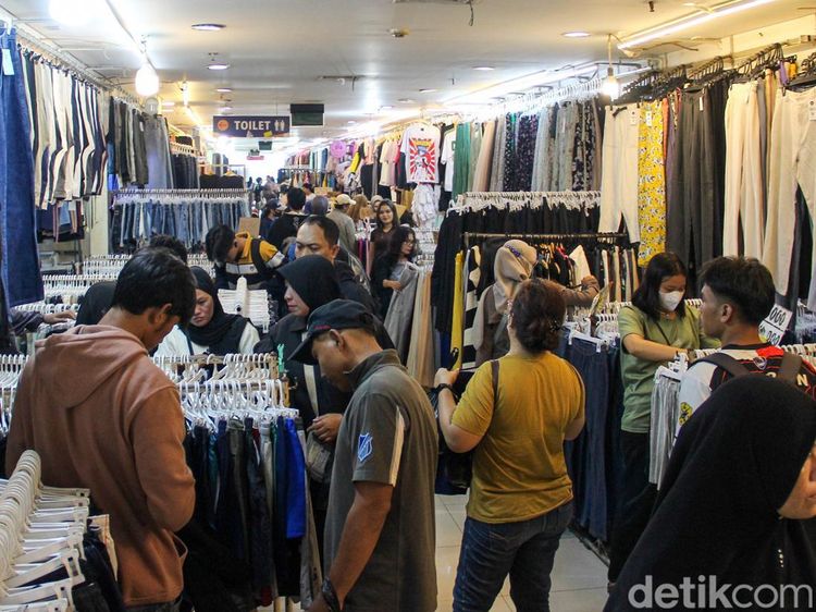 Baju Rp10 Ribu Jadi Buruan, Pasar Senen Dipadati Pembeli Jelang Lebaran