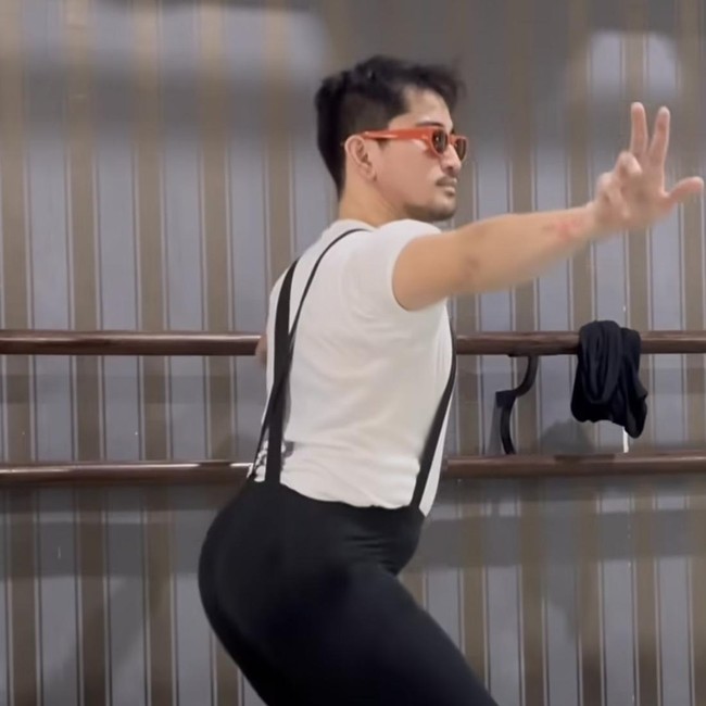 7 Potret Bio One Perdana Belajar Balet, Pakai Legging & Sepatu Balet