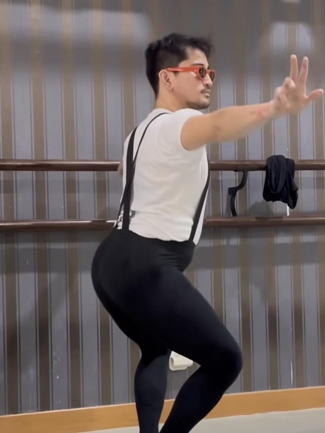 7 Potret Bio One Perdana Belajar Balet, Pakai Legging & Sepatu Balet