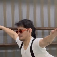Sebagai pria yang baru menjajal balet, Bio dipuji memiliki fleksibilitas yang cukup bagus. “Karena, satu: fleksibilitasnya ada banget. Terus sebenernya lines-nya juga bagus. Mengingat itu baru pertama kali terus bisa keep up, kakinya lurus gitu... itu hebat sih. Salut! ujar Miss Lalit. Foto: Instagram/@bojvoyej