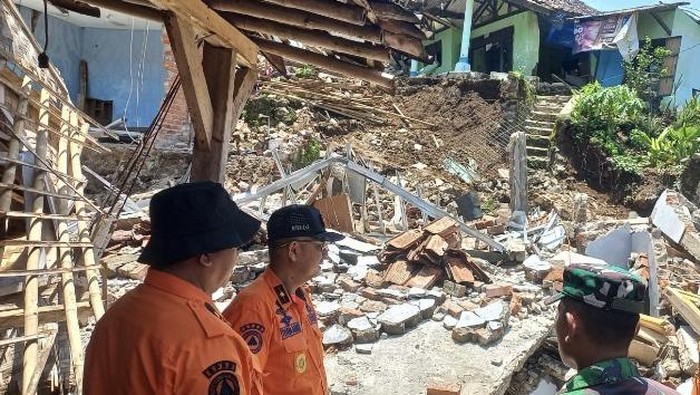 BPBD Jabar saat cek lokasi bencana pergerakan tanah di Sukabumi