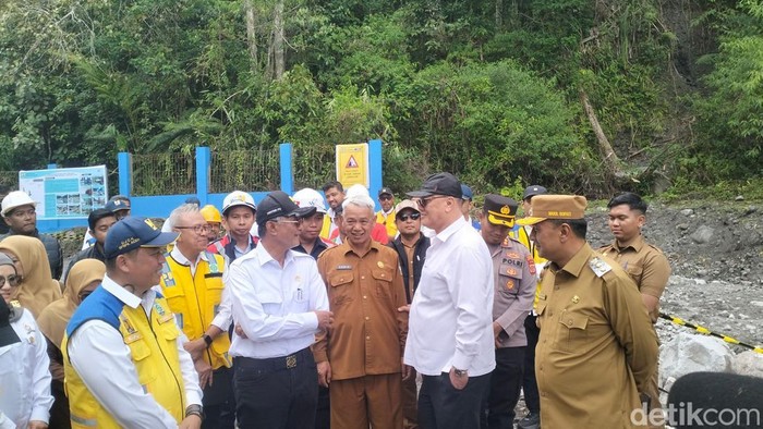 Bupati Bener Meriah Tagore Abubakar (dua dari kanan depan) saat bertemu dengan Menteri PU Dody Hanggodo (Agus Setyadi/detikSumut)