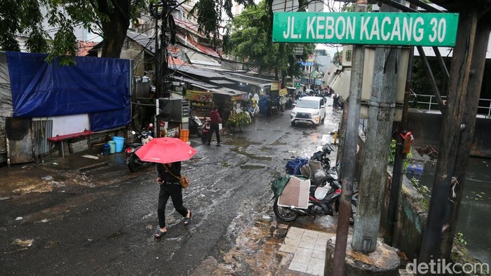 Jalan Kebon Kacang 30 belakang Mal Grand Indonesia (GI) dan Plaza Indonesia (PI) di Jakarta steril dari parkir liar dan PKL, Selasa (10/3/2026). Jalanan kini terbuka lebar untuk dilalui.