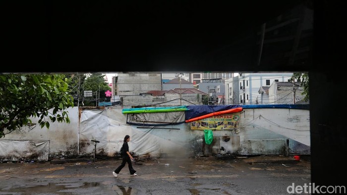 Jalan Kebon Kacang 30 belakang Mal Grand Indonesia (GI) dan Plaza Indonesia (PI) di Jakarta steril dari parkir liar dan PKL, Selasa (10/3/2026). Jalanan kini terbuka lebar untuk dilalui.
