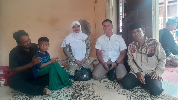 Dede Eka Ahmad Mulya (baju putih).