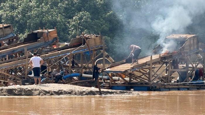 Deretan rakit PETI di Sungai Kuantan, Kuansing, Riau dimusnahkan oleh aparat kepolisian, Selasa (19/3/2026).