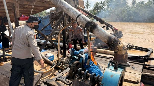 Deretan rakit PETI di Sungai Kuantan, Kuansing, Riau dimusnahkan oleh aparat kepolisian, Selasa (19/3/2026).