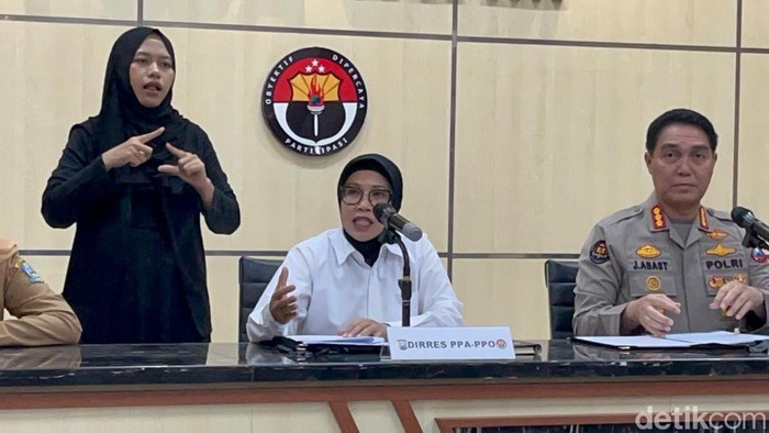 Dirres PPA-PPO Polda Jatim Kombes Ganis Setyaningrum saat konferensi pers di Bid Humas Polda Jatim