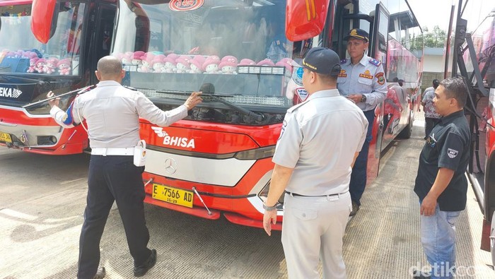Dishub Kabupaten Cirebon saat melakukan ramp check di salah satu PO bus