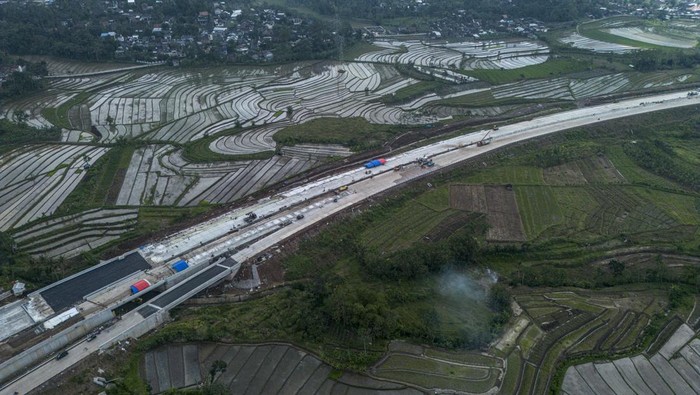 Foto udara pekerja menyelesaikan pembuatan marka jalan pada proyek pembangunan Jalan Tol Yogyakarta-Bawen Seksi 6 di Bawen, Kabupaten Semarang, Jawa Tengah, Selasa (10/3/2026). Badan Pengatur Jalan Tol (BPJT) Kementerian Pekerjaan Umum (PU) akan mengoperasikan secara fungsional dan gratis ruas tol Yogyakarta-Bawen Seksi 6 sepanjang 4,98 kilometer di Kabupaten Semarang yang merupakan bagian dari Proyek Strategis Nasional (PSN) bagi kendaraan Golongan I (non-bus) pada 13-30 Maret 2026 guna mendukung kelancaran arus mudik dan arus balik Idul Fitri 1447 H. ANTARA FOTO/Aprillio Akbar