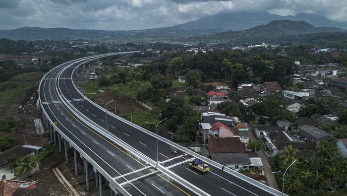 Dukung Arus Mudik, Tol Yogyakarta–Bawen Seksi 6 Dibuka Gratis Sementara Foto udara pekerja menyelesaikan pembuatan marka jalan pada proyek pembangunan Jalan Tol Yogyakarta-Bawen Seksi 6 di Bawen, Kabupaten Semarang, Jawa Tengah, Selasa (10/3/2026). Badan Pengatur Jalan Tol (BPJT) Kementerian Pekerjaan Umum (PU) akan mengoperasikan secara fungsional dan gratis ruas tol Yogyakarta-Bawen Seksi 6 sepanjang 4,98 kilometer di Kabupaten Semarang yang merupakan bagian dari Proyek Strategis Nasional (PSN) bagi kendaraan Golongan I (non-bus) pada 13-30 Maret 2026 guna mendukung kelancaran arus mudik dan arus balik Idul Fitri 1447 H. ANTARA FOTO/Aprillio Akbar