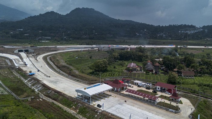 Dukung Arus Mudik, Tol Yogyakarta–Bawen Seksi 6 Dibuka Gratis Sementara Foto udara pekerja menyelesaikan pembuatan marka jalan pada proyek pembangunan Jalan Tol Yogyakarta-Bawen Seksi 6 di Bawen, Kabupaten Semarang, Jawa Tengah, Selasa (10/3/2026). Badan Pengatur Jalan Tol (BPJT) Kementerian Pekerjaan Umum (PU) akan mengoperasikan secara fungsional dan gratis ruas tol Yogyakarta-Bawen Seksi 6 sepanjang 4,98 kilometer di Kabupaten Semarang yang merupakan bagian dari Proyek Strategis Nasional (PSN) bagi kendaraan Golongan I (non-bus) pada 13-30 Maret 2026 guna mendukung kelancaran arus mudik dan arus balik Idul Fitri 1447 H. ANTARA FOTO/Aprillio Akbar