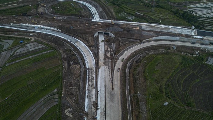 Dukung Arus Mudik, Tol Yogyakarta–Bawen Seksi 6 Dibuka Gratis Sementara Foto udara pekerja menyelesaikan pembuatan marka jalan pada proyek pembangunan Jalan Tol Yogyakarta-Bawen Seksi 6 di Bawen, Kabupaten Semarang, Jawa Tengah, Selasa (10/3/2026). Badan Pengatur Jalan Tol (BPJT) Kementerian Pekerjaan Umum (PU) akan mengoperasikan secara fungsional dan gratis ruas tol Yogyakarta-Bawen Seksi 6 sepanjang 4,98 kilometer di Kabupaten Semarang yang merupakan bagian dari Proyek Strategis Nasional (PSN) bagi kendaraan Golongan I (non-bus) pada 13-30 Maret 2026 guna mendukung kelancaran arus mudik dan arus balik Idul Fitri 1447 H. ANTARA FOTO/Aprillio Akbar