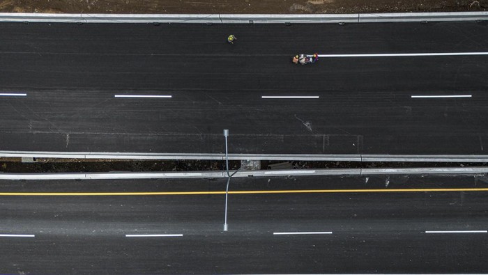 Dukung Arus Mudik, Tol Yogyakarta–Bawen Seksi 6 Dibuka Gratis Sementara Foto udara pekerja menyelesaikan pembuatan marka jalan pada proyek pembangunan Jalan Tol Yogyakarta-Bawen Seksi 6 di Bawen, Kabupaten Semarang, Jawa Tengah, Selasa (10/3/2026). Badan Pengatur Jalan Tol (BPJT) Kementerian Pekerjaan Umum (PU) akan mengoperasikan secara fungsional dan gratis ruas tol Yogyakarta-Bawen Seksi 6 sepanjang 4,98 kilometer di Kabupaten Semarang yang merupakan bagian dari Proyek Strategis Nasional (PSN) bagi kendaraan Golongan I (non-bus) pada 13-30 Maret 2026 guna mendukung kelancaran arus mudik dan arus balik Idul Fitri 1447 H. ANTARA FOTO/Aprillio Akbar