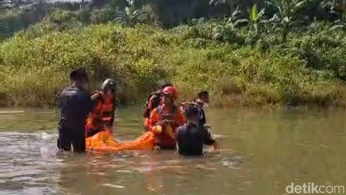 Evakuasi jasad bocah yang tenggelam di kubangan galian C Pasuruan
