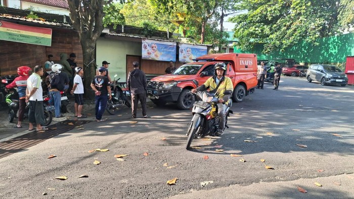 Evakuasi mayat pria misterius di Kecamatan Candisari, Kota Semarang, Selasa (10/3/2026).