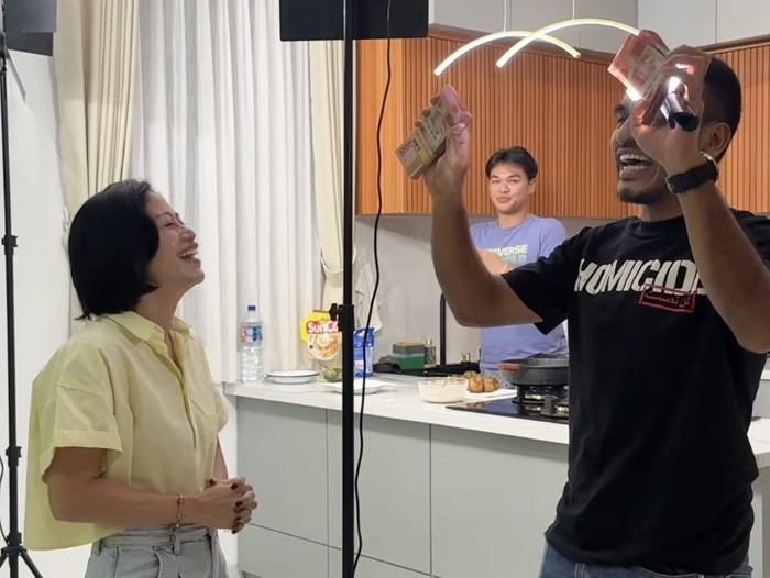 Masyaallah! Farida Nurhan Bagi Gepokan Rp 15 Juta Buat THR Setiap Karyawan