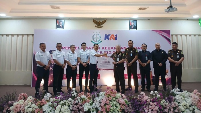 Foto: Kajati Sumut Harli Siregar serahkan 3 aset milik PT KAI senilai 55.85 miliar, berlangsung di Aula Kejari Medan, Selasa(10/3/2026).
(Juita Sinuhaji/detikSumut)