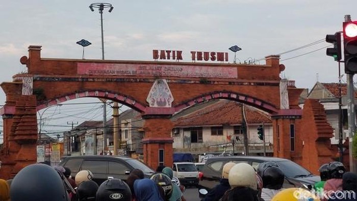 Gapura destinasi wisata Batik Trusmi Kabupaten Cirebon.