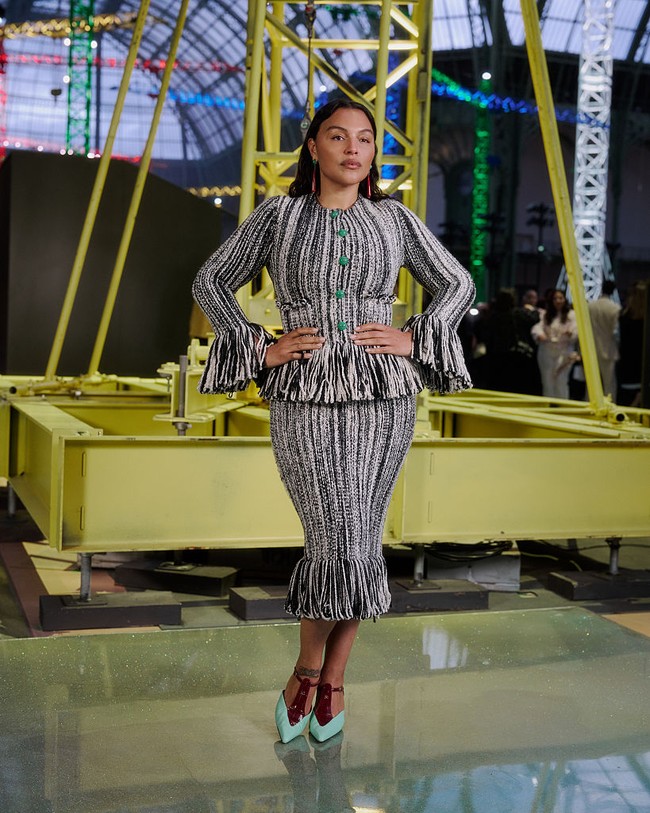 Paloma Elsesser yang dikenal sebagai model plus size tak ragu untuk menunjukkan lekuk tubuhnya dengan atasan peplum yang dipadu dengan rok pensil senada. (Foto: Pierre Mouton/Getty Images for Chanel)