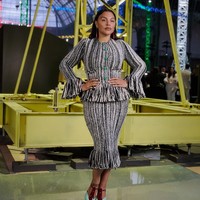Paloma Elsesser yang dikenal sebagai model plus size tak ragu untuk menunjukkan lekuk tubuhnya dengan atasan peplum yang dipadu dengan rok pensil senada. (Foto: Pierre Mouton/Getty Images for Chanel)