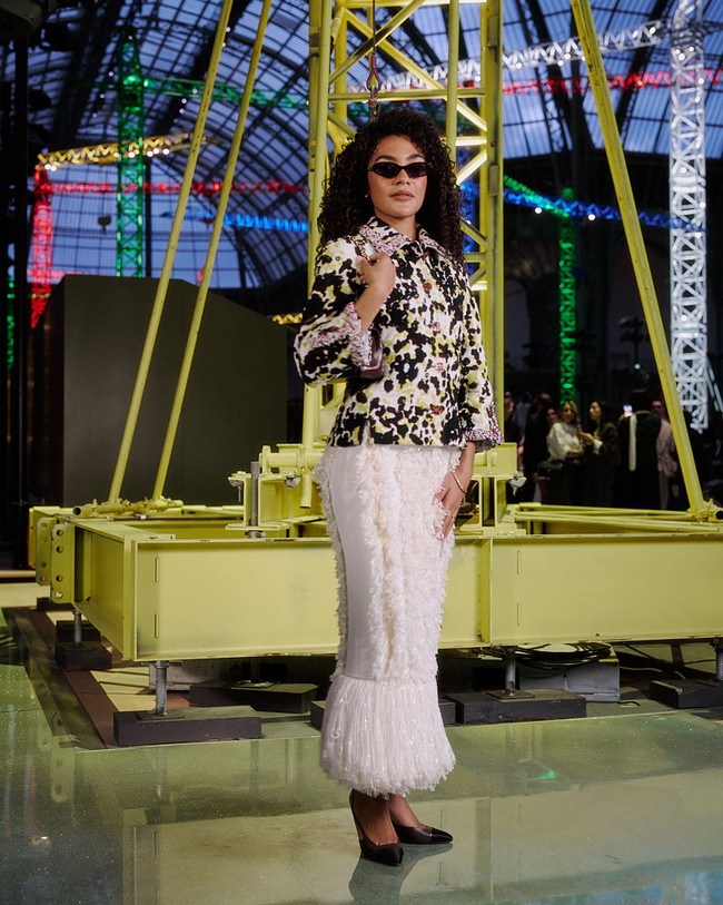 Setelah beberapa kali memakai gaun Chanel di beberapa momen penting dalam kariernya, Olivia Dean akhirnya dapat menghadiri fashion show Chanel. Ia memakai blazer bercorak animal print dan rok pensil bersiluet mermaid yang whimsical. (Foto: Pierre Mouton/Getty Images for Chanel)