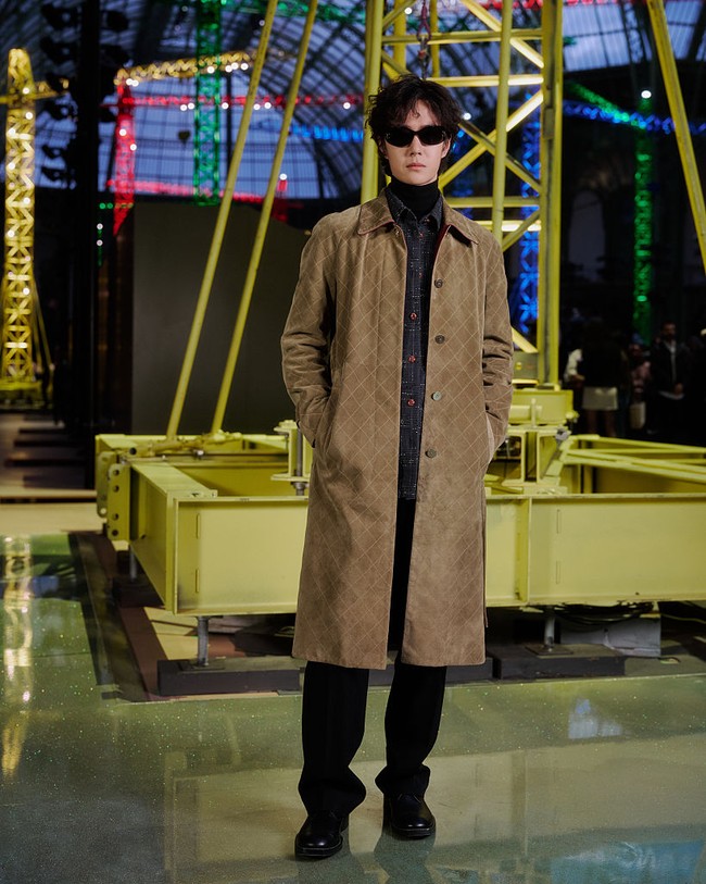 Aktor dan penyanyi China Wang Yibo memilih coklat dan turtle neck hitam dan celana senada untuk momen spesial ini. (Foto: Pierre Mouton/Getty Images for Chanel)
