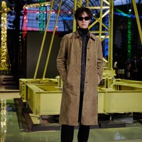 Aktor dan penyanyi China Wang Yibo memilih coklat dan turtle neck hitam dan celana senada untuk momen spesial ini. (Foto: Pierre Mouton/Getty Images for Chanel)