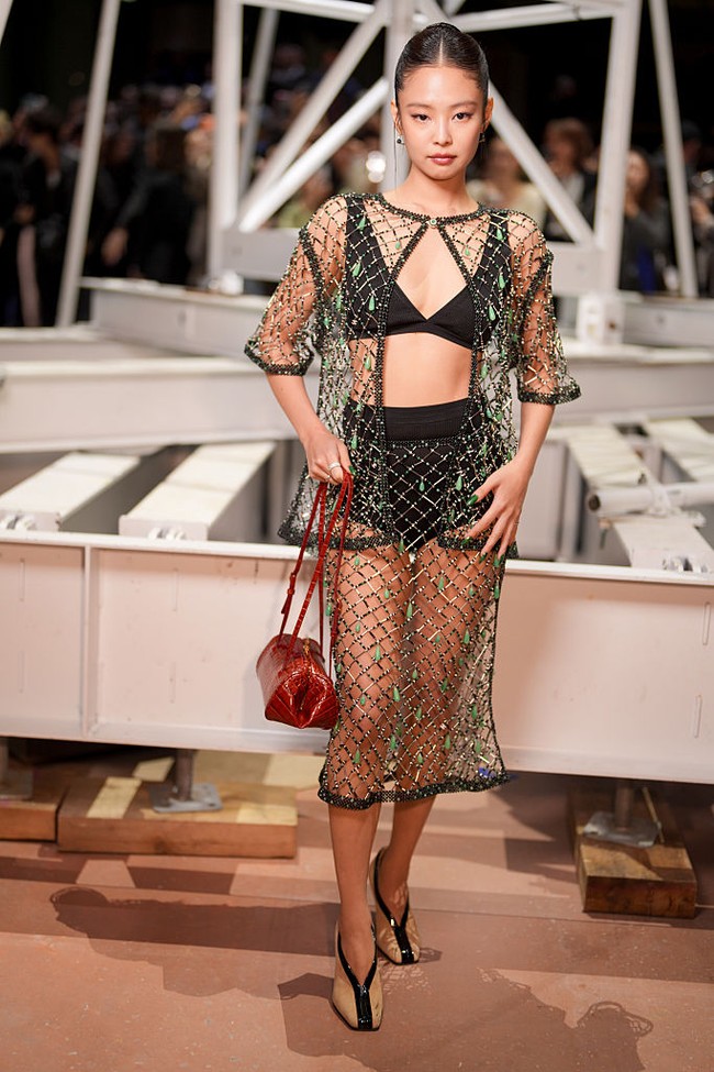 Jennie BLACKPINK memberikan gaya terberaninya dengan look yang mengekspos underwear. Luaran beading menyumbangkan kemewahan pada tampilan seksinya. Ia memadukannya dengan heels terbaru rancangan Matthieu. (Foto: Swan Gallet/WWD via Getty Images)