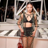 Jennie BLACKPINK memberikan gaya terberaninya dengan look yang mengekspos underwear. Luaran beading menyumbangkan kemewahan pada tampilan seksinya. Ia memadukannya dengan heels terbaru rancangan Matthieu. (Foto: Swan Gallet/WWD via Getty Images)