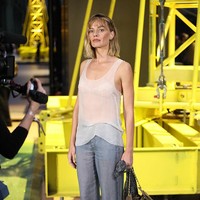 Gaya Margot Robbie lain dari pada lain. Saat selebriti lainnya glamor dalam balutan gaun dan sejenisnya, bintang Wuthering Heights itu memakai atasan yang menyerupai tanktop basah dan celana dengan tampilan trompe-lœil yang tampak seperti celana jeans tapi terbuat dari silk mousseline. Momen tersebut sekaligus menandai hair-do bob barunya. (Foto: Stephane Cardinale/Corbis via Getty Images)