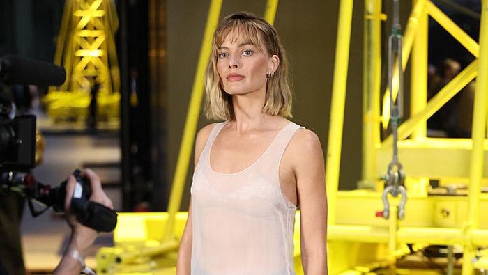PARIS, FRANCE - MARCH 09: (EDITORIAL USE ONLY - For Non-Editorial use please seek approval from Fashion House) Margot Robbie attends the Chanel Womenswear Fall/Winter 2026-2027 show as part of Paris Fashion Week on March 09, 2026 in Paris, France. (Photo by Stephane Cardinale - Corbis/Corbis via Getty Images)