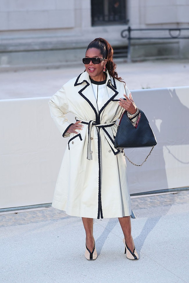Oprah Winfrey mengandalkan look monokrom yang polished dengan padanan coat, dress, tas, dan heels senada.  (Foto: Jacopo Raule/Getty Images)