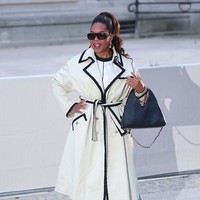 Oprah Winfrey mengandalkan look monokrom yang polished dengan padanan coat, dress, tas, dan heels senada.  (Foto: Jacopo Raule/Getty Images)