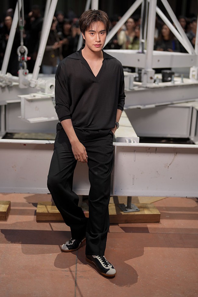 Aktor Thailand Gemini juga tak absen di fashion show Chanel. Gaya kasual serba hitam menjadi pilihannya. (Foto: Swan Gallet/WWD via Getty Images)