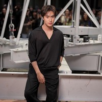 Aktor Thailand Gemini juga tak absen di fashion show Chanel. Gaya kasual serba hitam menjadi pilihannya. (Foto: Swan Gallet/WWD via Getty Images)