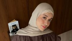 Gaya Hijab Sashfir hingga Ana Octarina Pakai Ciput Renda Jadul yang Tren Lagi